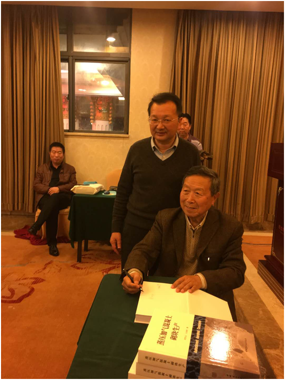 最公司董事长石玉伟与《蒸压加气混凝土砌块生产》作者陶有生先生合影